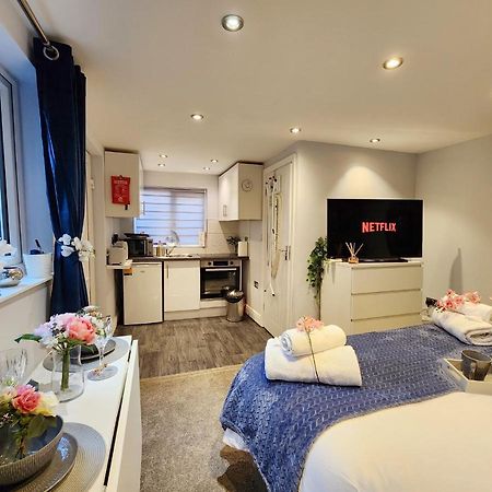 Studio Apartment The Den Colnbrook Εξωτερικό φωτογραφία