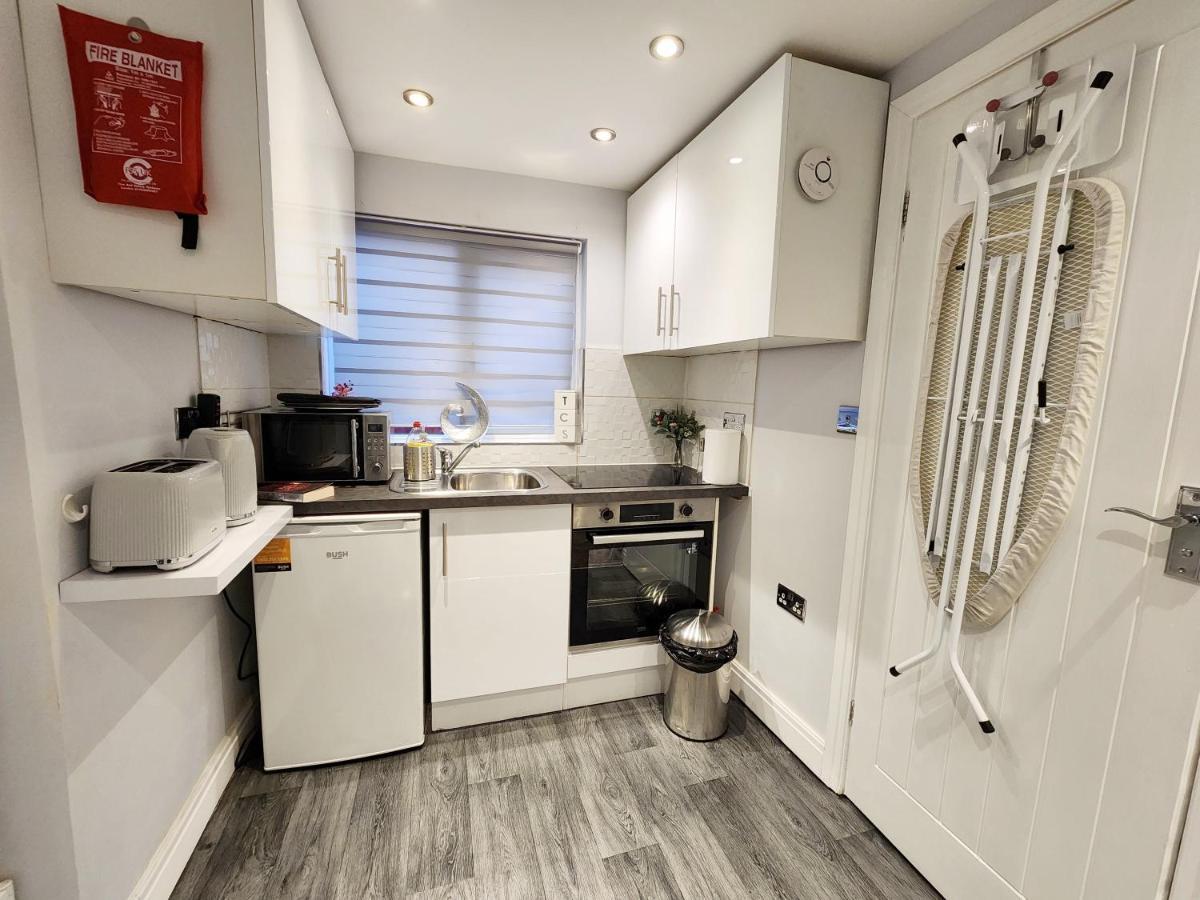 Studio Apartment The Den Colnbrook Εξωτερικό φωτογραφία