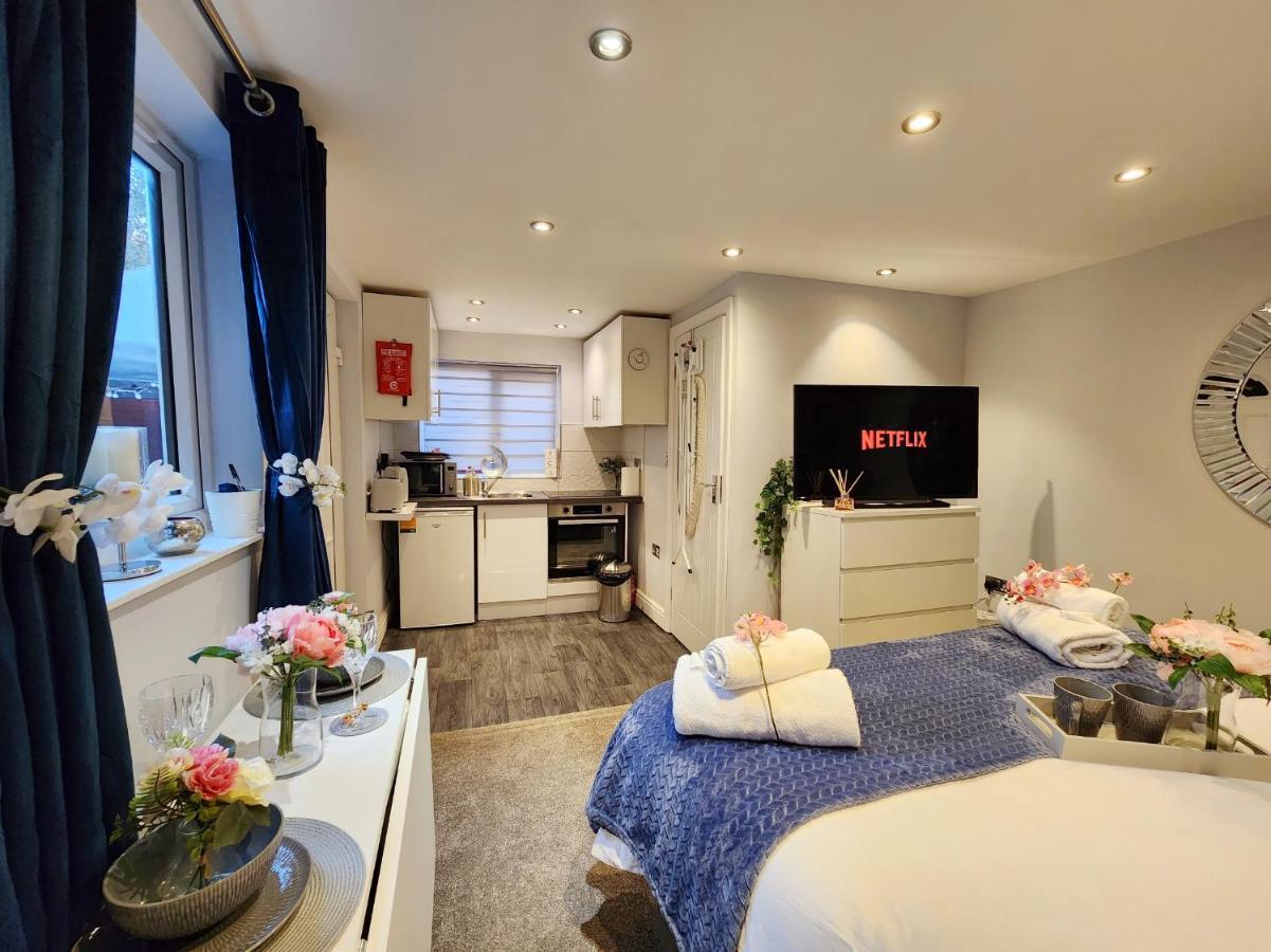 Studio Apartment The Den Colnbrook Εξωτερικό φωτογραφία
